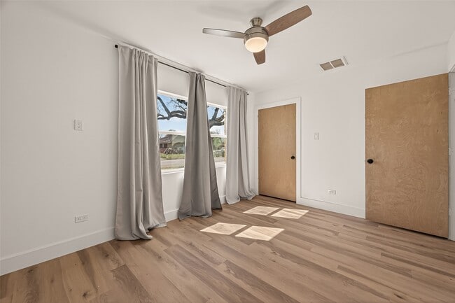 Building Photo - 339 E Delz Dr