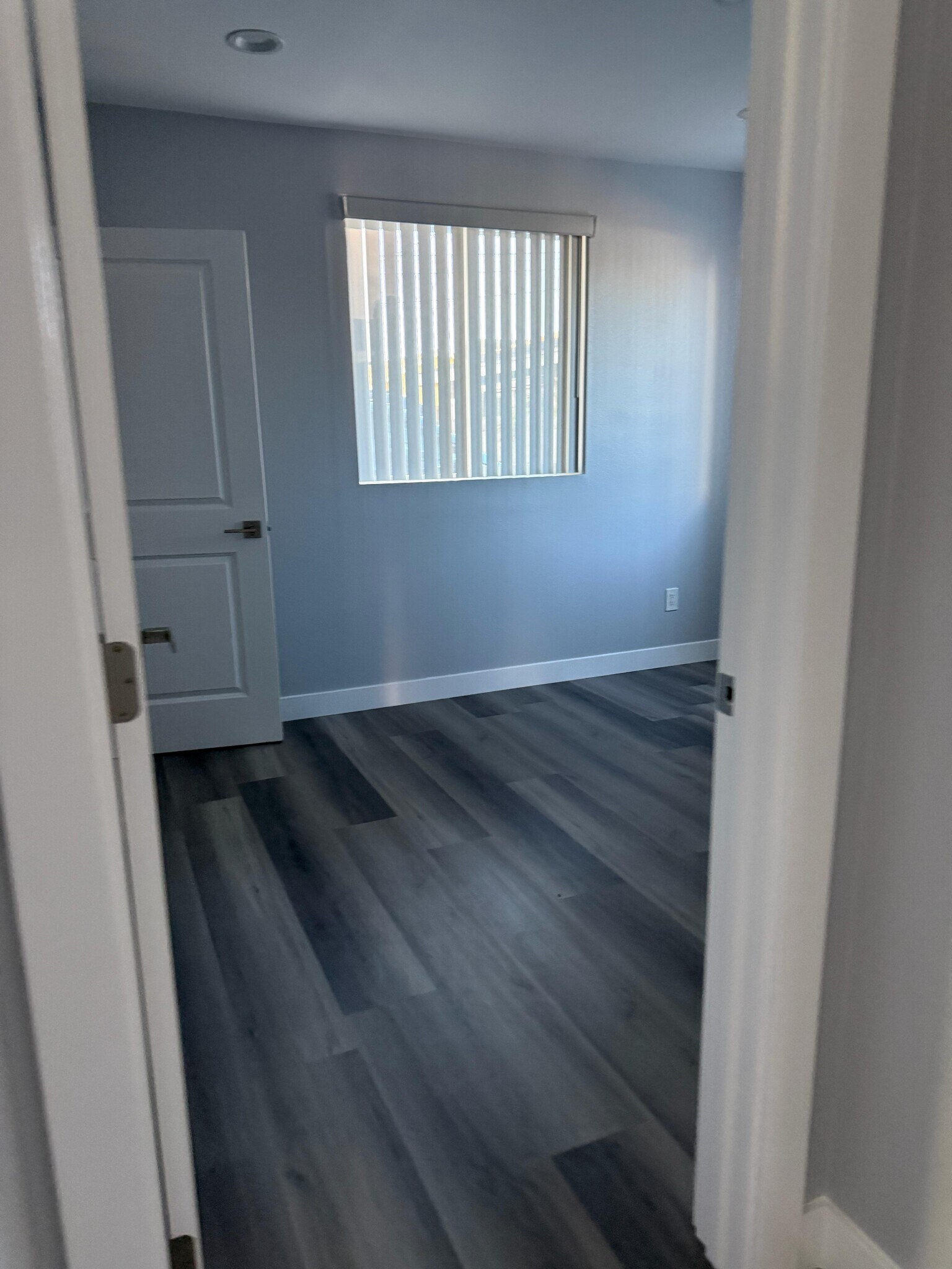 Building Photo - 1346 E Vernon Ave