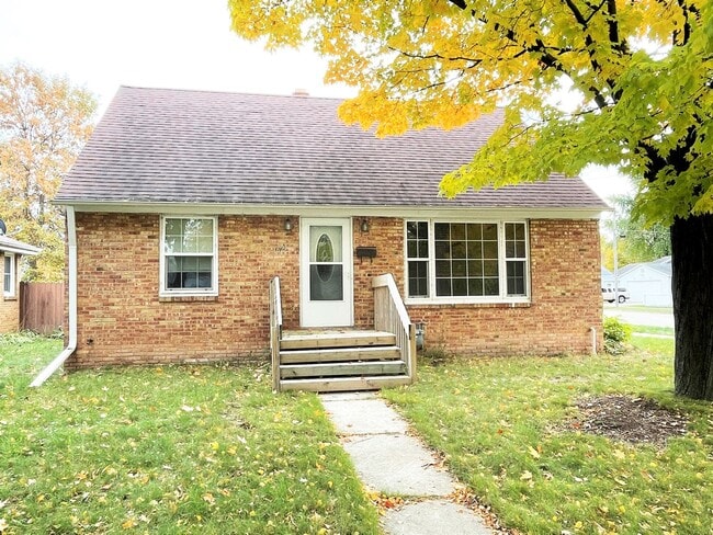 Building Photo - Cute Home in the Heart of Green Bay! PETS WELCOME