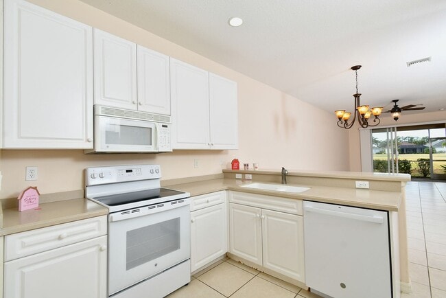 Building Photo - 2 Bedroom with Den and Garage. Over !800 Sq. Ft under air