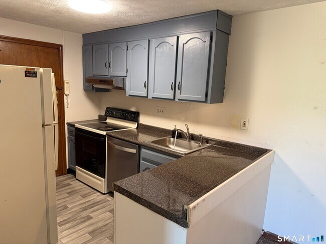 Building Photo - 1162 Middle Turnpike W