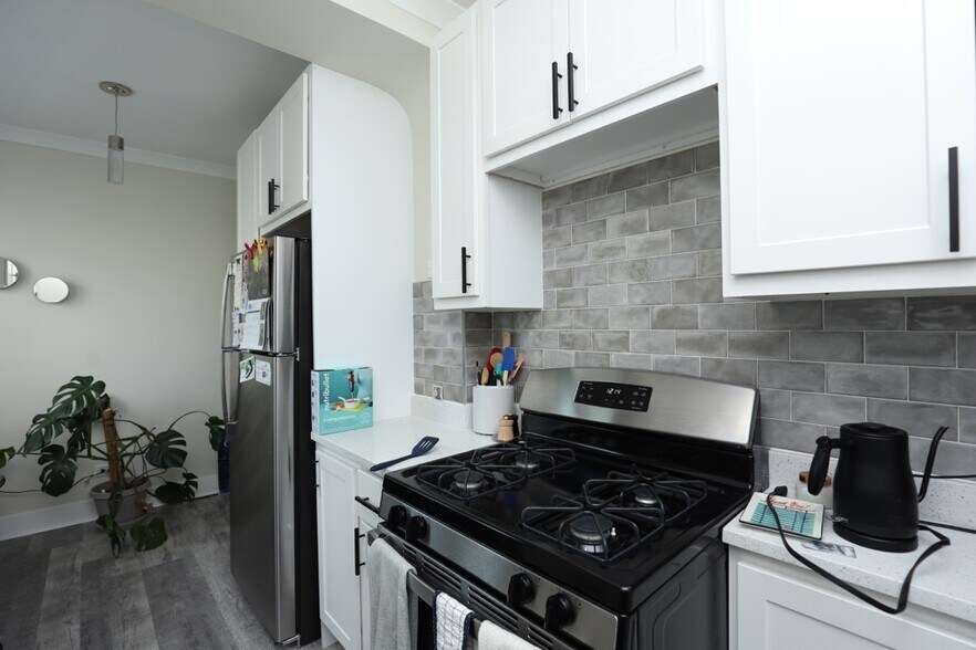 Building Photo - 3821 N Greenview Ave