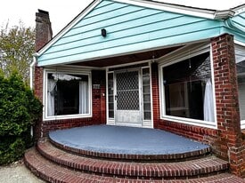 3 BDRM 2 full bath house. 2322 sqft. Lincoln Neighborhood - 609 NW 41st St