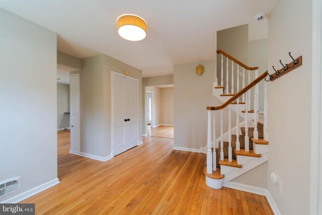 Building Photo - 610 Valley Brook Dr
