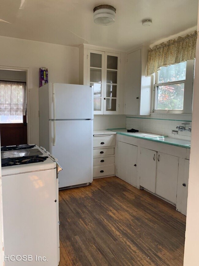 Building Photo - 3 br, 2 bath Apartment - 302 N. Soledad