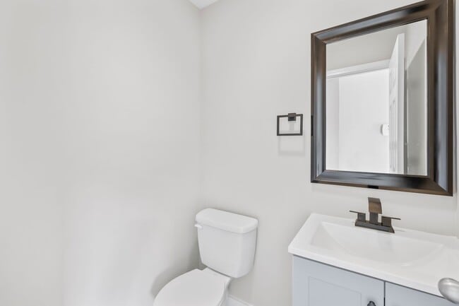 Building Photo - Spacious Northlake Home Offering Style, Co...
