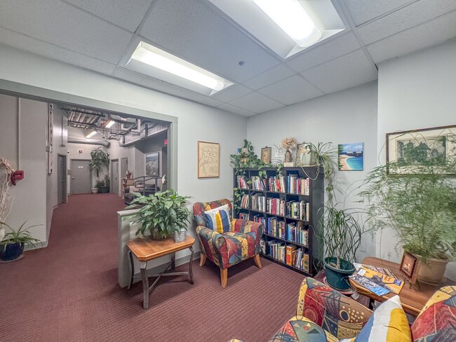 Building Photo - 2 Bed 1 Bath Condo available in Downtown N...