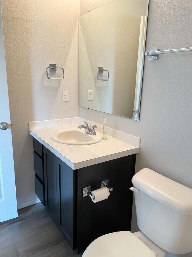 Building Photo - "Charming 3-Bed Oasis on East Drouillard Street with 2.5 Baths and 1470 Sq Ft in Nampa!"