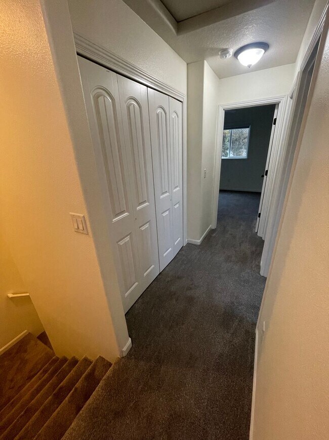 Building Photo - ** MOVE IN SPECIAL** 4 Bedroom House in Jefferson!