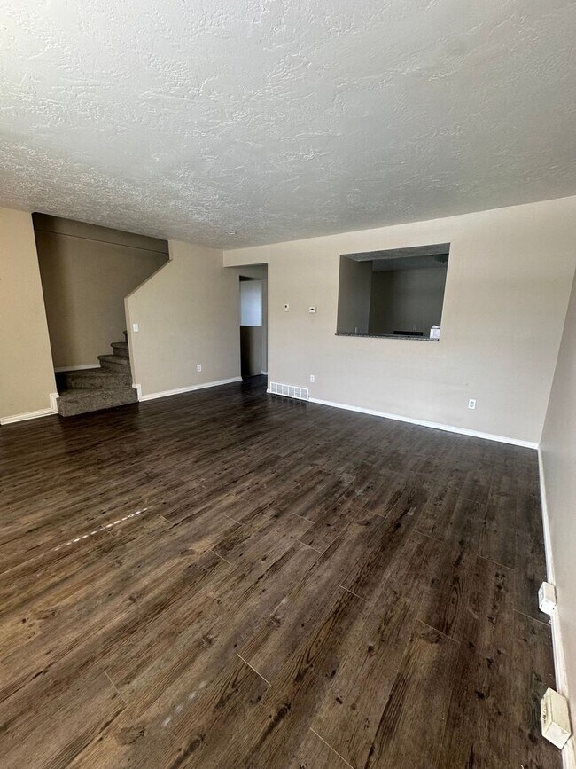 Building Photo - BEAUTIFUL TOWNHOME!!!