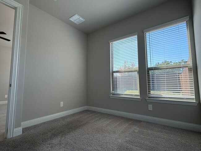 Building Photo - 624 Hutchinson Ln