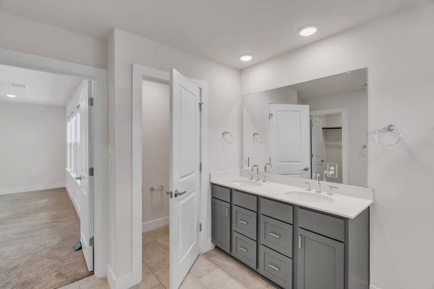 Building Photo - 15607 Ellinger Dr