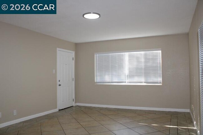 Building Photo - 325 21st St