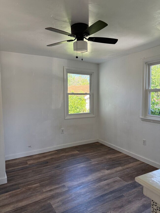 Building Photo - Three-Bedroom Home located in Oshkosh
