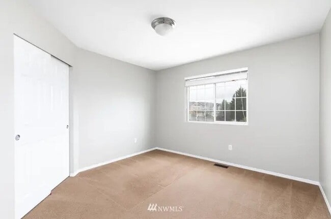 Building Photo - Move in ready home with 4 beds 2.5 bath and 3 car garage