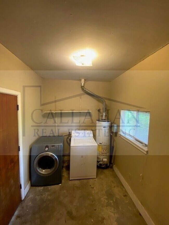 Building Photo - Close to UALR 3 bed 2 bath