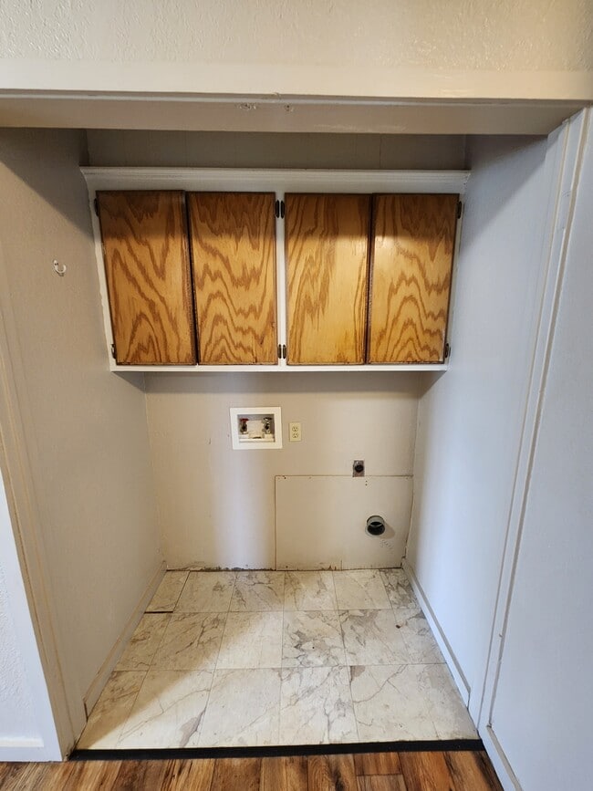 Building Photo - 300 S Cash