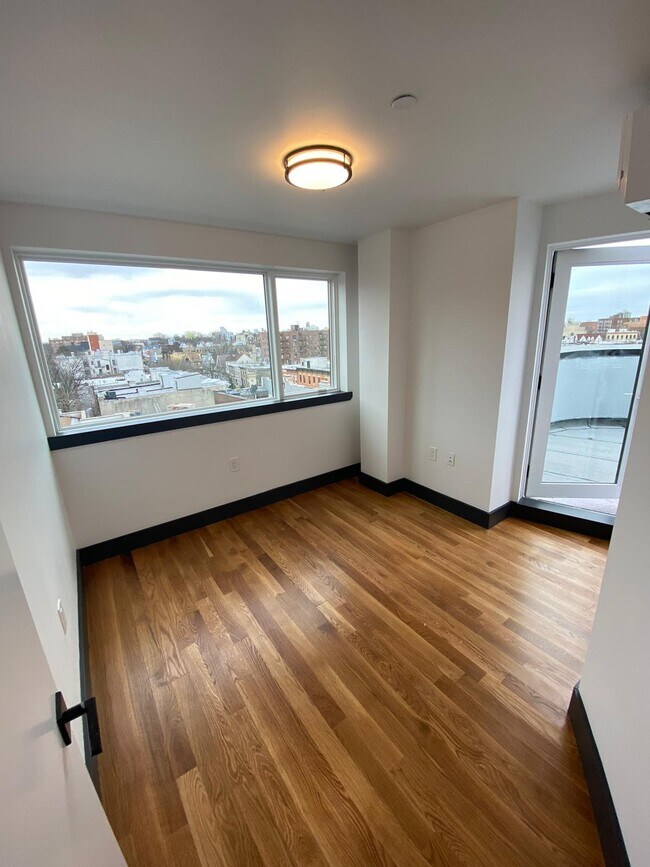 Building Photo - 1364 Rogers Ave