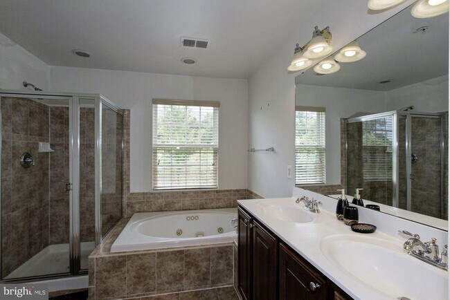 Building Photo - 7055 Oak Grove Way