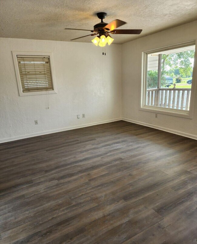 Building Photo - Beautiful house for Lease in Manor Downtow...