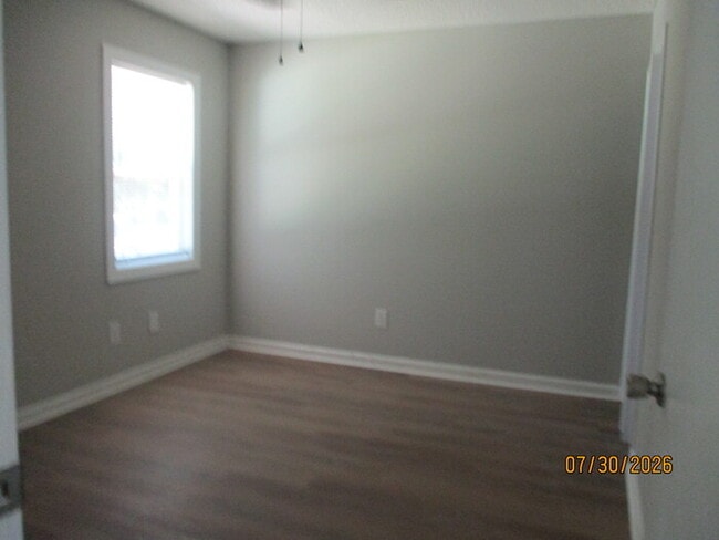 Building Photo - 323 Oak St