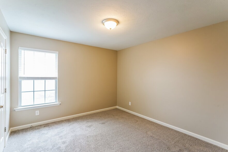 Building Photo - 221 Quiet Ln