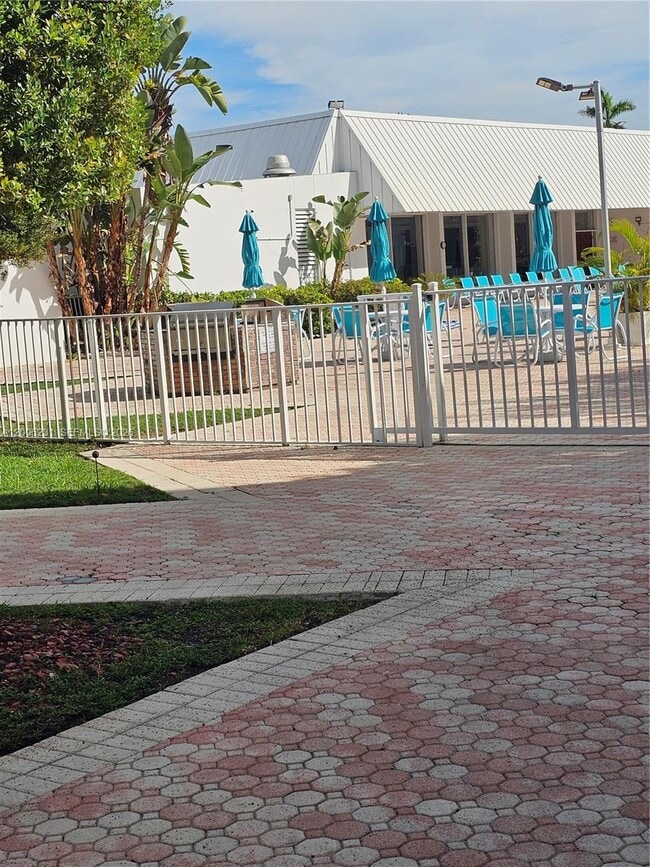 Building Photo - 20400 W Country Club Dr