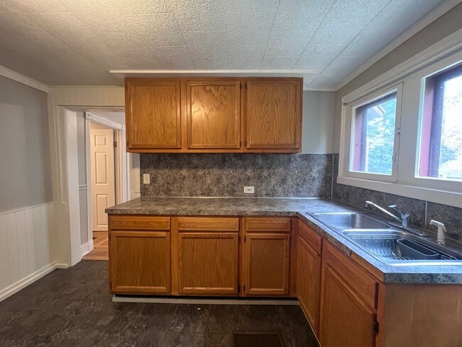 Building Photo - Wonderful and Spacious Three Bedroom Home Minutes from Downtown Grand Rapids!!