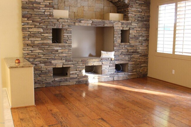 Building Photo - 875 W Aloe Pl