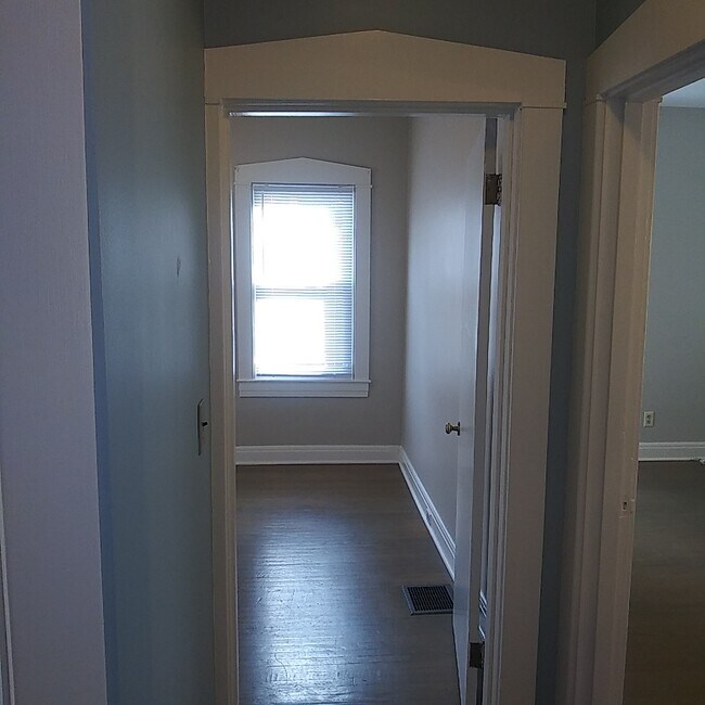 Building Photo - 1037 Edward Ave