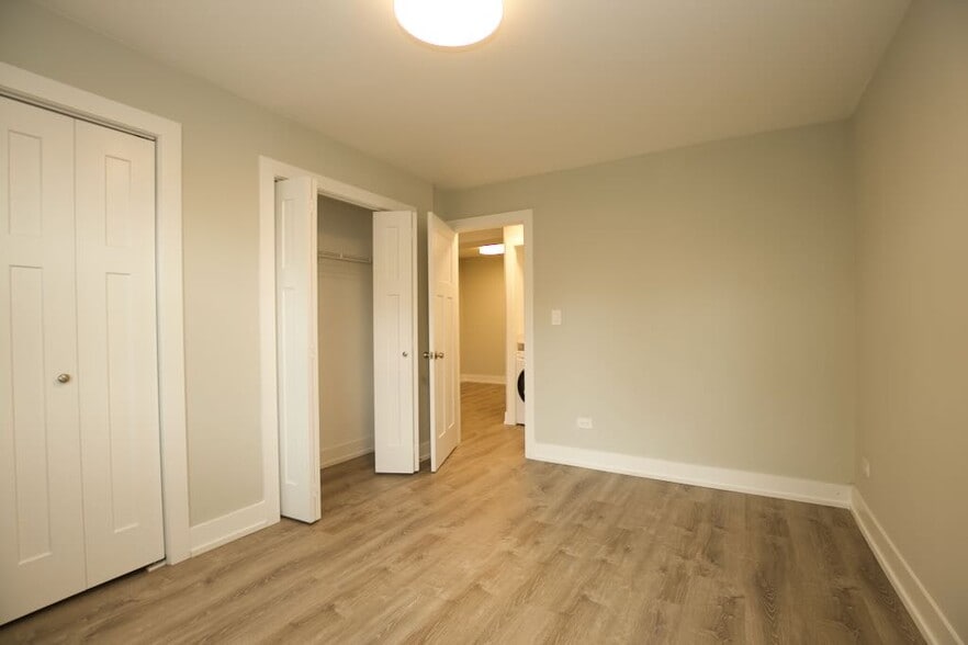 Building Photo - 448 W Barry Ave