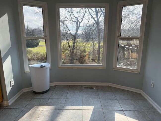 Building Photo - For Rent - Split Level Brick Home in South Nashville with Garage