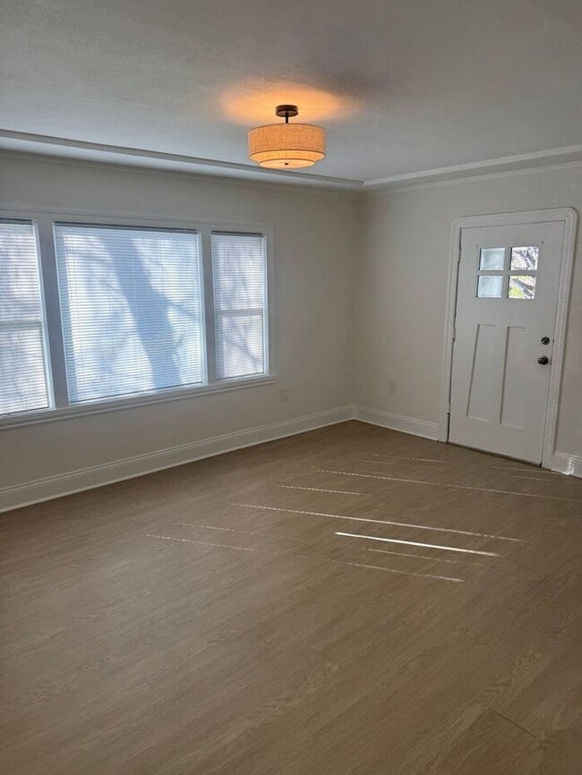 Building Photo - Great 2 Bedrooms 1 Bath Home