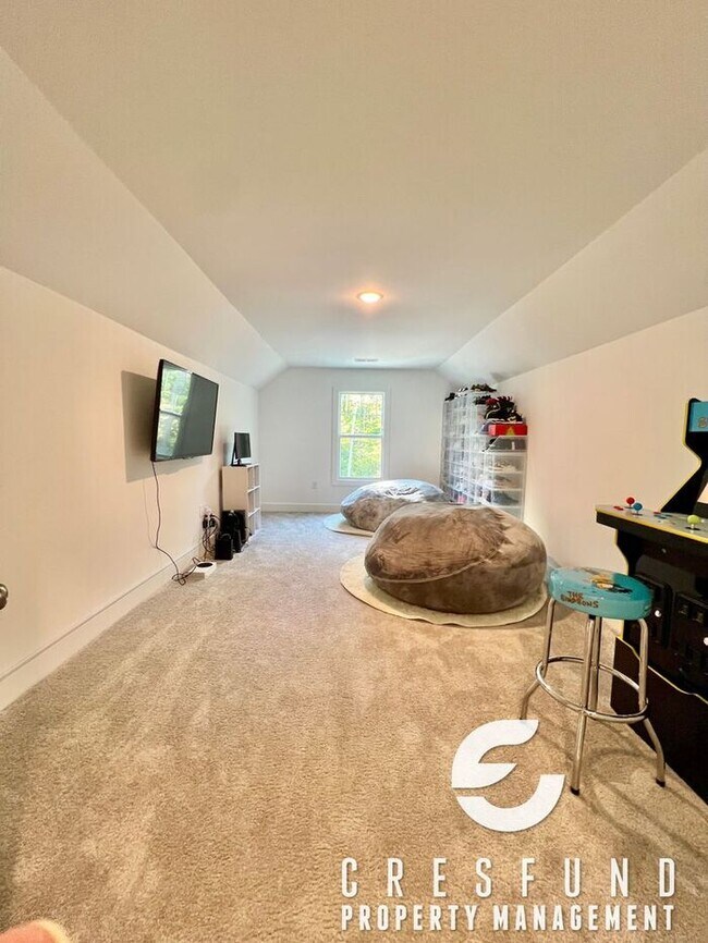 Building Photo - Close to Fort Bragg/Master BR Downstairs S...