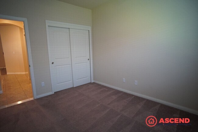 Building Photo - Stunning 4 Bed 2 Bath Home Off of Hosking and Wible!