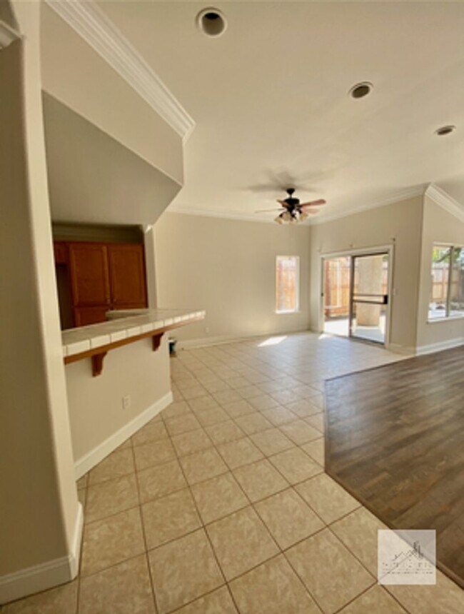 Building Photo - 1679 E La Quinta Dr