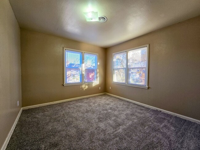 Building Photo - 2 Bedroom 1 Bath Home in Shawnee