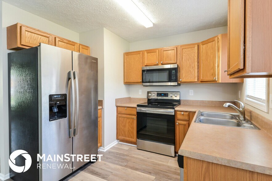 Building Photo - 12290 Versailles St