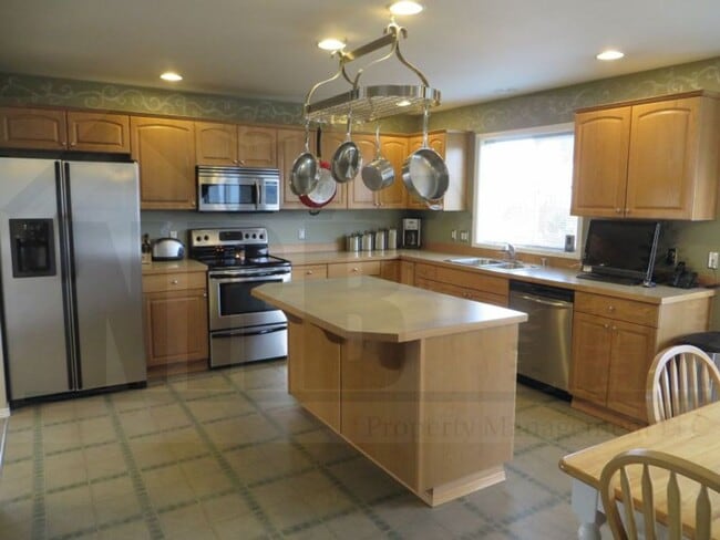 Building Photo - Gorgeous 4 bedroom House in a highly desir...