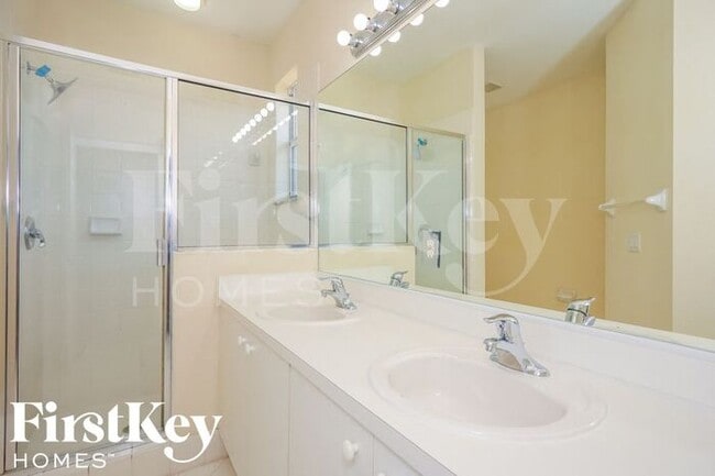 Building Photo - 2412 NE 41st Pl