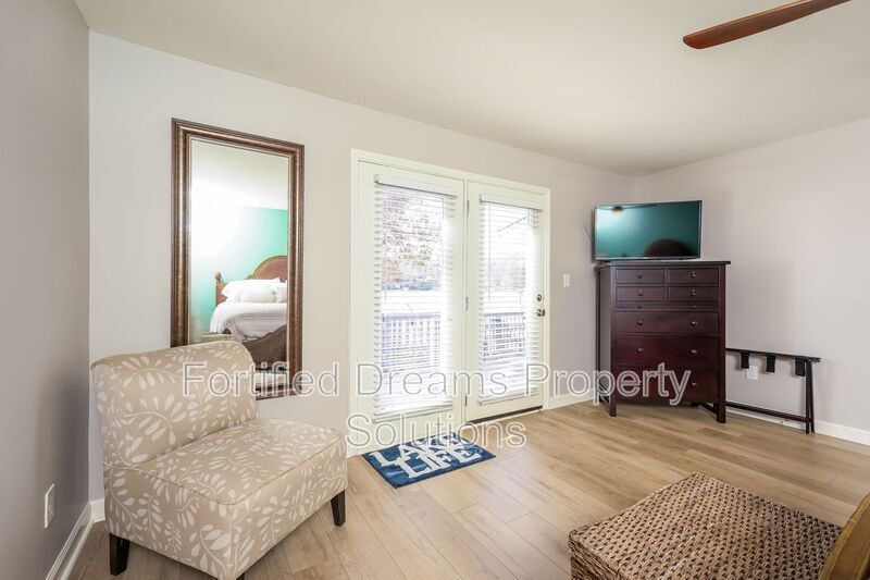 Building Photo - 395 Lake Dr