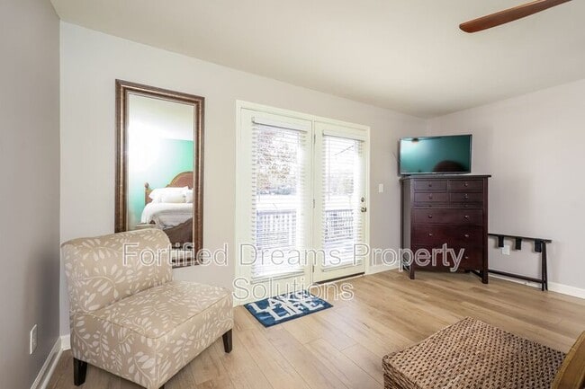 Building Photo - 395 Lake Dr