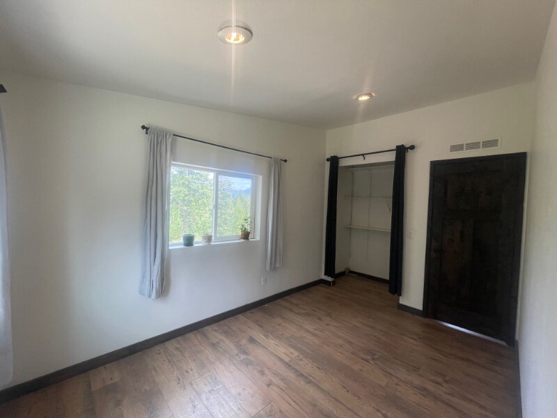 Building Photo - 194 Bergamot Dr