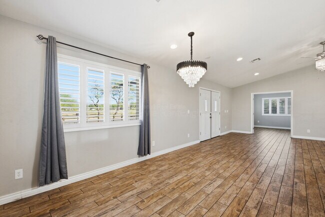 Building Photo - 1901 N Rosemont Blvd