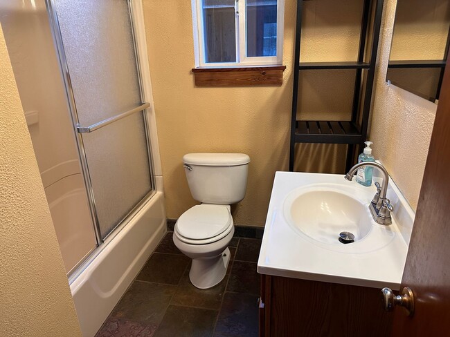 Building Photo - Sunny Fieldbrook 2 Bedroom House – Cat Friendly