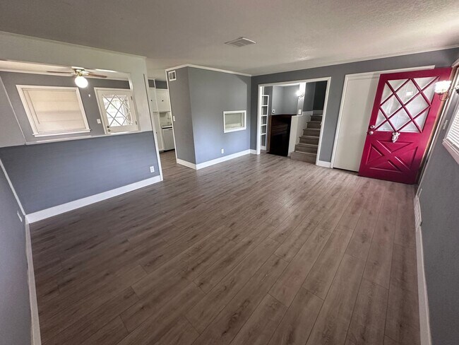Building Photo - $1495 - 3 bedroom/ 1.5 bathroom - Beautifu...