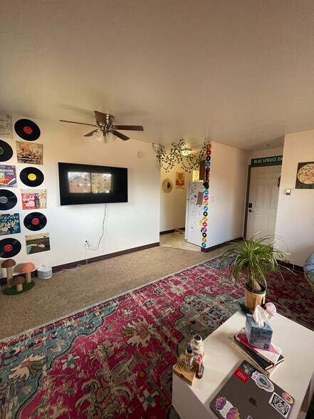 Building Photo - 925 James Ct