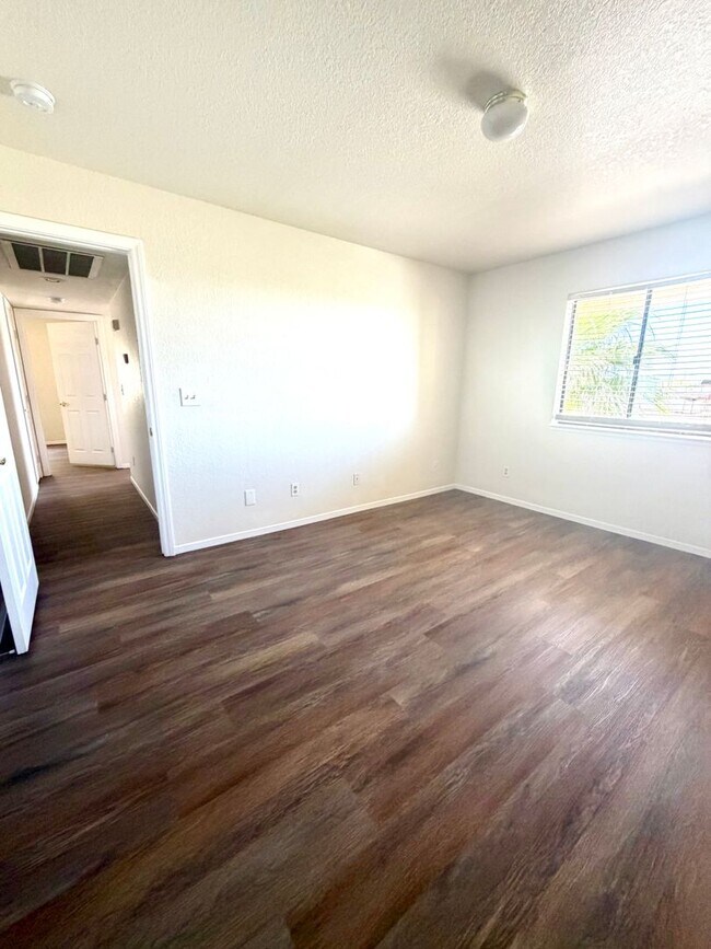 Building Photo - Henderson Cute 2 Bedroom Condominium