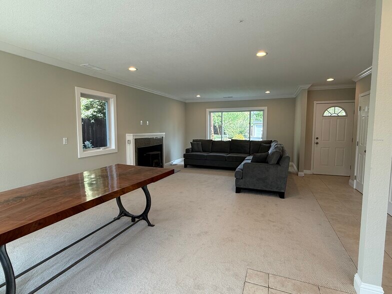 Building Photo - 3149 Rogers Ave