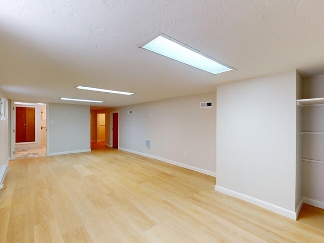 Building Photo - 25 Charlotte Rd